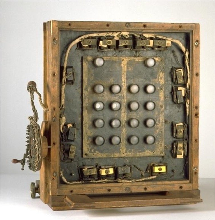 Foto del primer prototipo de Le Prince: caja de madera con dieciséis lentes