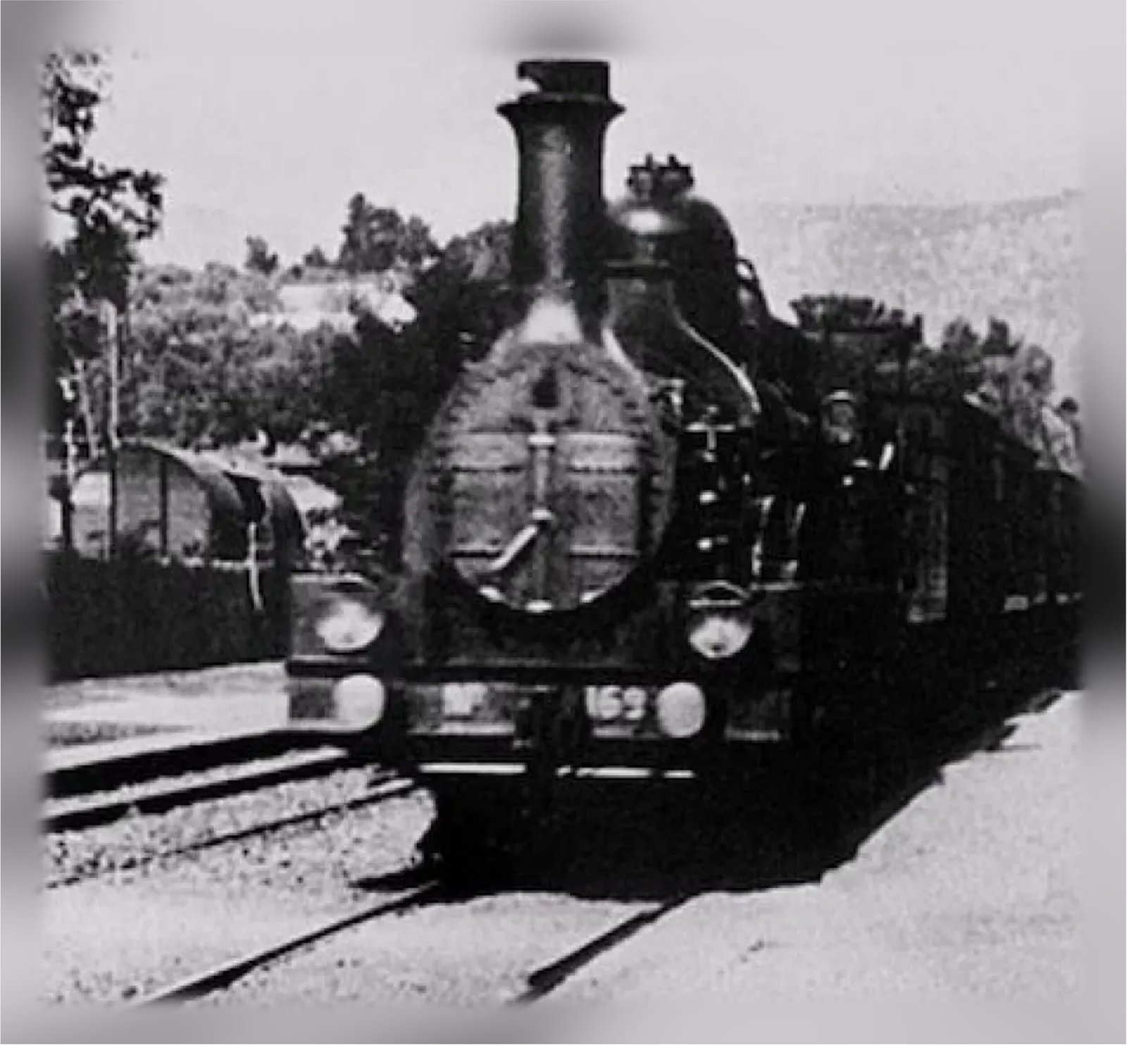 Foto en blanco y negro. Detalle de La llegada de Un tren a la Estacion de Ciotat, mostrando a una locomotora de frente