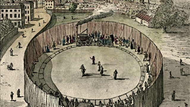 Segunda parada: Londres. Atrápame si puedes pueda 1 A colored historical engraving of Richard Trevithick's "Steam Circus" in London, 1808. A high wooden fence forms a circular enclosure where the "Catch Me Who Can" steam locomotive pulls a carriage along a circular track. A crowd of people in period clothing watches the demonstration from outside the fence and inside the arena, with the cityscape of Bloomsbury and rolling hills visible in the background.