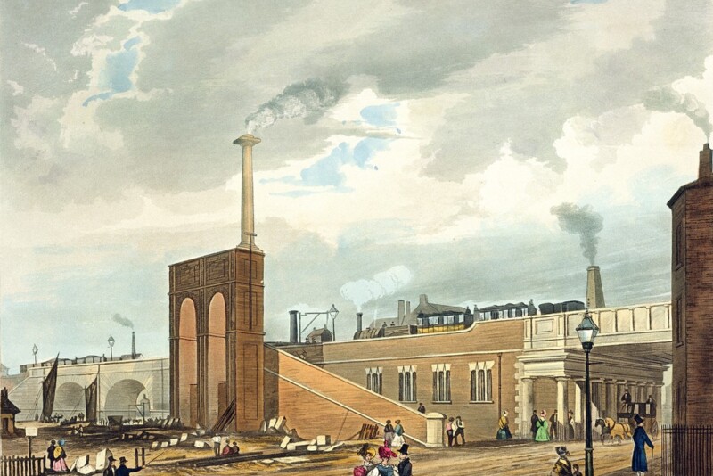 Cuarta parada: Liverpool. Comienza la era del ferrocarril 4 Colorized historical illustration of an early steam train entering Manchester across Water Street in 1831, with passengers and pedestrians in the foreground.